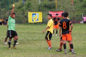 Talentirani je sudac kontrolirao utakmicu od prve minute ostavivši domaćine bez tri igrača i ikakve šanse za pozitivan rezultat.