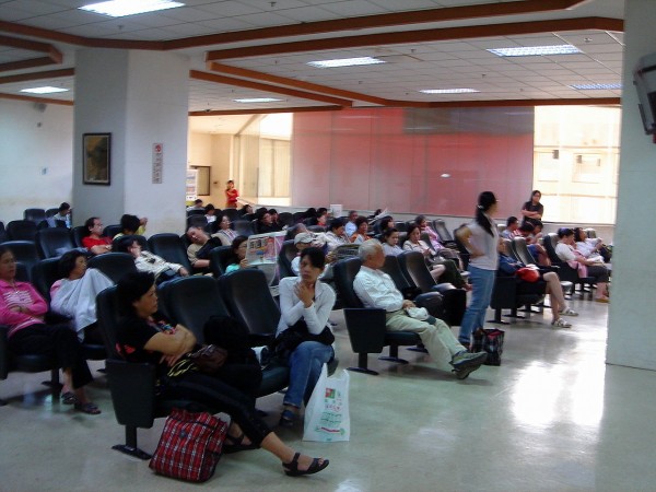 Tek kada upozna vas u bolničkoj čekaonici, jadnica će shvatiti da virusni proljev nije najdosadnija stvar koja joj se dogodila taj tjedan.